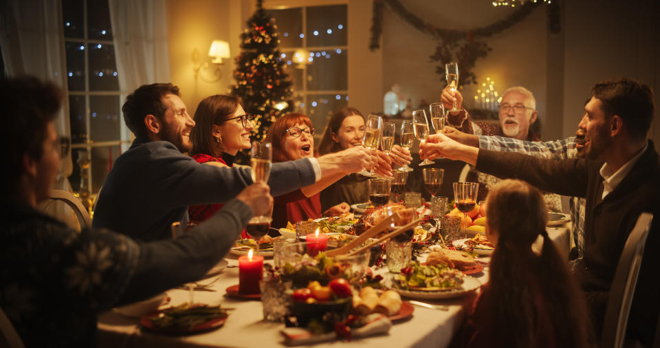 Inevitablemente, se hablará de política y de economía en la cena de Nochebuena y en Navidad... Foto: Getty Images. 