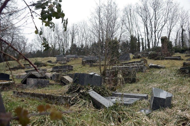 Autour de 250 tombes ont été profanées au cimetière juif de Sarre-Union.