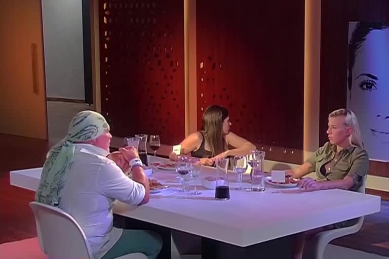 La reacción de Romina Uhrig mientras Walter “Alfa” Santiago y Lucila "La Tora" Villar hablaban en la cena de nominados de Gran Hermano