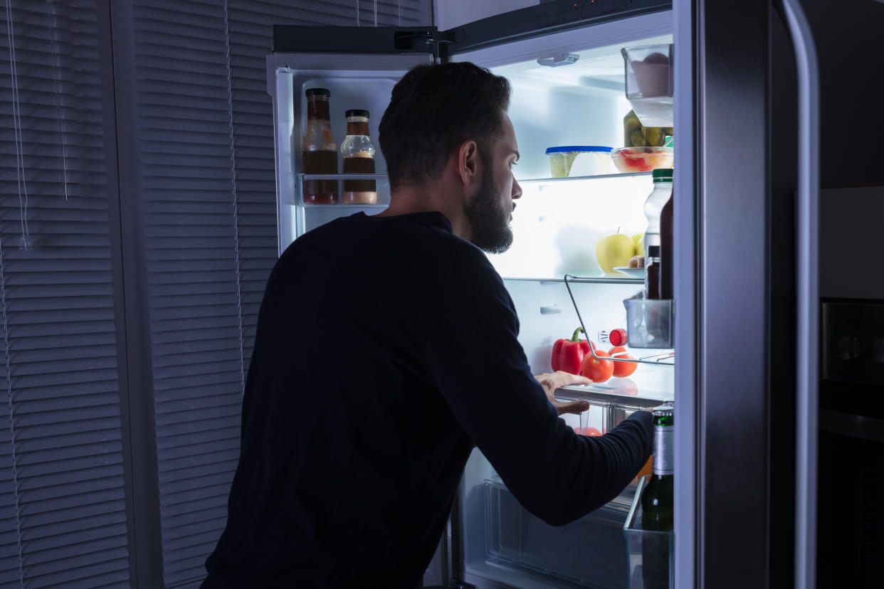 Según los expertos, se puede tomar fruta a cualquier hora del día, también de noche. Eso sí, cenar solo fruta no sería lo ideal, hay que combinarla con proteínas y grasa saludables. (Foto: Getty)