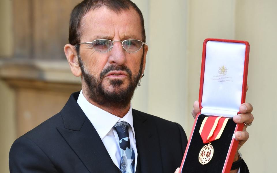 Besser spät als nie: 2018 wurde auch Ringo Starr zum Ritter geschlagen. Zu dem Zeitpunkt war McCartney schon 21 Jahre lang als "Sir Paul" durch die Welt gelaufen. (Bild: 2018 Getty Images/WPA Pool)