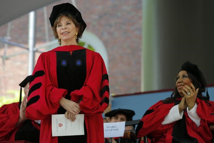 FOTO DE ARCHIVO. La escritora Isabel Allende recibe el título de Doctora en Letras mientras su compañera Aretha Franklin aplaude durante la 363ª ceremonia de graduación de la Universidad de Harvard en Cambridge, Massachusetts, Estados Unidos