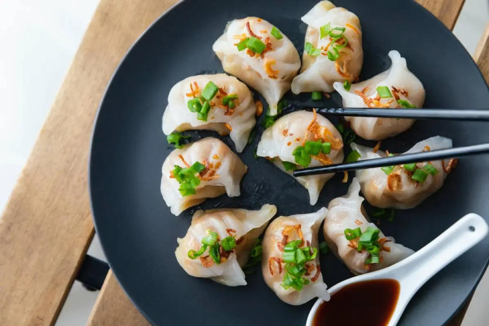 Los dumplings se clasifican de acuerdo a la masa, el cierre y la manera en como fueron cocinados.