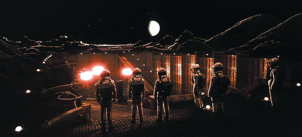 Stanley Kubricks "2001 – Odyssee im Weltraum" von 1968 ist die Mutter aller modernen Science-Fiction-Filme und ein Quantensprung der filmischen Tricktechnik zur Darstellung des Weltraums und der bemannten Raumfahrt. Bis heute sind die Effekte und ihr intelligenter Einsatz in der Filmgeschichte unerreicht. (Bild-Copyright: Facebook/2001ASpaceOdyssey)