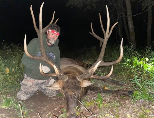 Shawn O'Shea poses with the elk that would soon earn him a world record. (Submitted by Shawn O'Shea - image credit)