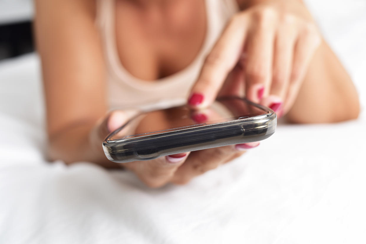 Histoires de femmes infidèles - Fleur a trompé son compagnon pendant les 5 premiers mois de leur relation car elle était accro aux applications de rencontre Crédit : Getty