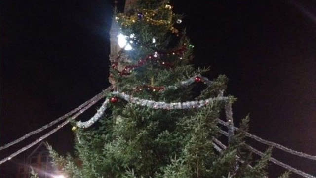 'Heavy tinsel' blamed for Leicester's half-finished Christmas tree