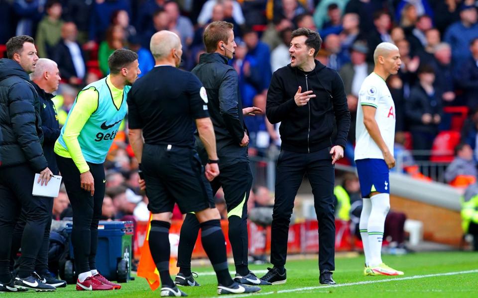 El entrenador en jefe interino del Tottenham Hotspur, Ryan Mason, protesta con un árbitro del partido - Jurgen Klopp pregunta qué árbitro Paul Tierney tiene contra el Liverpool - PA/Peter Byrne