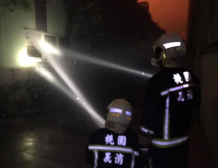 桃園市旭富製藥廠昨（20）日驚傳爆炸意外，消防局動員全市消防員漏夜搶救。   圖：翻攝新時代的熱血義消臉書