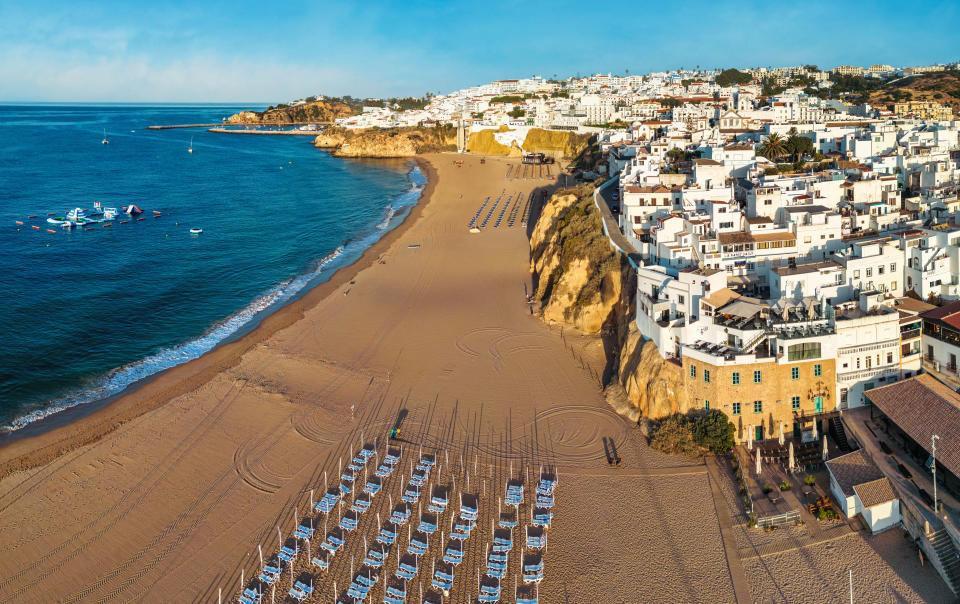 Vista aérea de la Praia dos pescadores en Albufeira, Portugal a la hora del amanecer. Foto: Getty