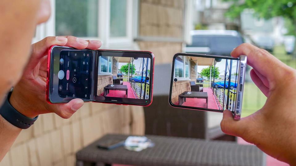 Guy holding Motorola Razr+ and Samsung Galaxy Z Flip 4 in hand while recording video.