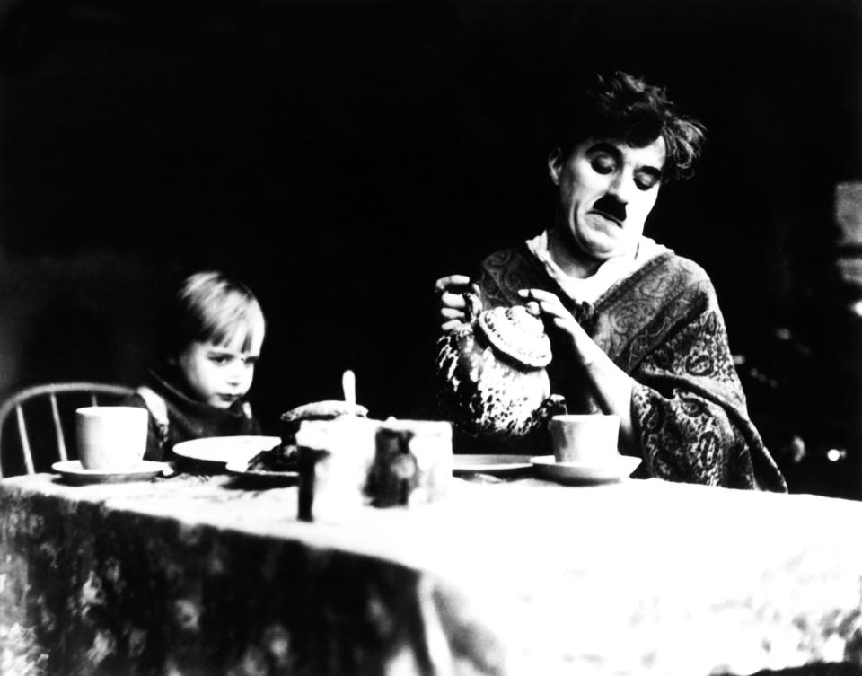 THE KID, from left: Jackie Coogan, Charlie Chaplin, 1921, TKD 007P, Photo by: Everett Collection (44472)