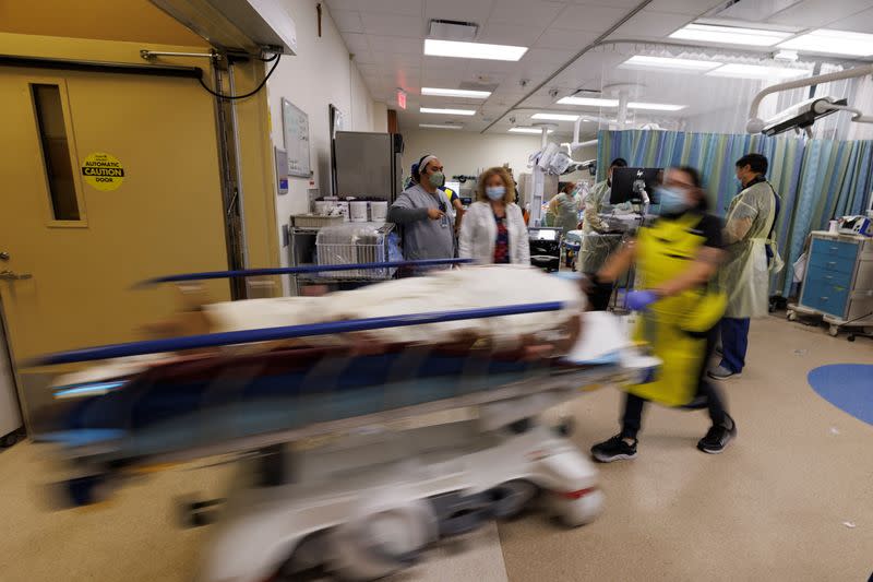 Un paciente herido que cayó del muro fronterizo es llevado a una sala de exploración médica después de llegar en ambulancia a la unidad de trauma del Hospital Scripps Mercy en San Diego, California