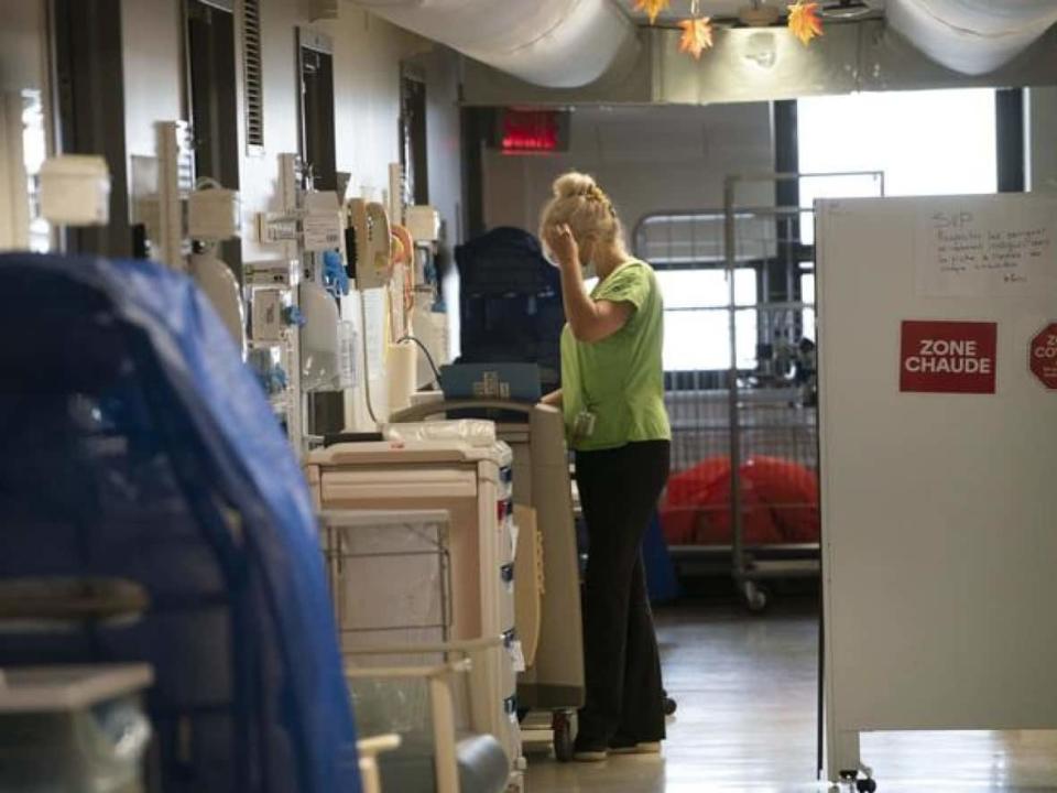 A nurse is seen working at a Montreal hospital last year. Data from Statistics Canada shows the increase in overtime among nurses started before the pandemic.  (Ivanoh Demers/Radio-Canada - image credit)