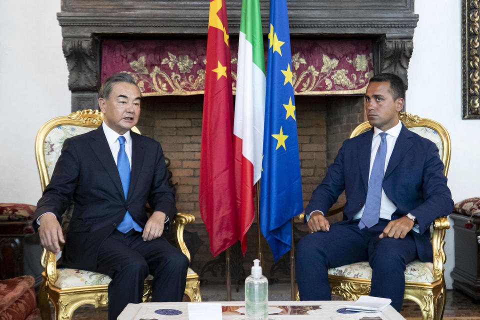 中國外交部長王毅（左）25日訪問義大利，義國外交部長迪馬尤滿臉嚴肅地提出香港議題。   圖：翻攝自義大利外交部推特