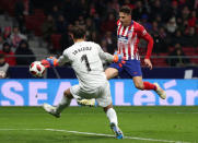 Soccer Football - Copa del Rey - Round of 16 - Second Leg - Atletico Madrid v Girona - Wanda Metropolitano, Madrid, Spain - January 16, 2019 Atletico Madrid's Santiago Arias in action with Girona's Gorka Iraizoz REUTERS/Sergio Perez