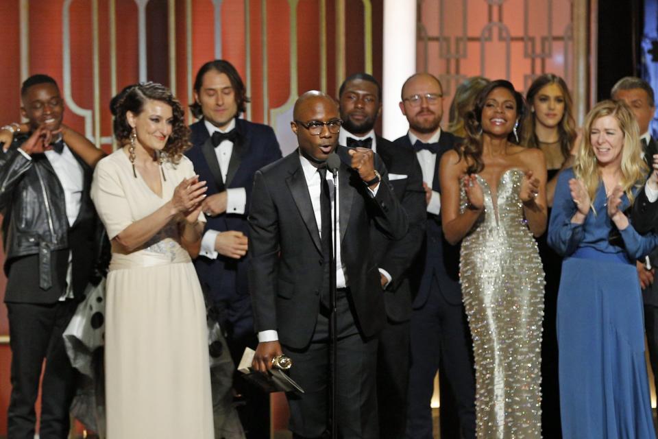 <p>"Moonlight" erhielt den wichtigen Golden Globe als bestes Drama. Der Film erzählt vom Aufwachsen eines afroamerikanischen Jungen mit einer drogensüchtigen Mutter in Miami. Nach der "#OscarsSoWhite"-Kontroverse im vergangenen Jahr gilt das hochgelobte Drama von Barry Jenkins (M.) als heißer Anwärter auf den wichtigsten Preis der Branche. (Bild: Getty Images) </p>