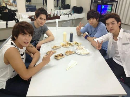 CNBLUE taking a break in their waiting room