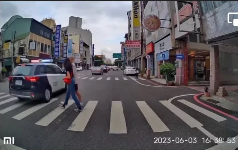 民眾前於網路社團張貼影片，影片中發現警二分局巡邏車未禮讓行人。(記者王勗翻攝)