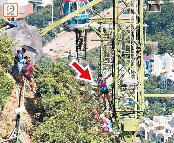 網上流傳有人疑為求「打卡」，攀爬接駁纜車的纜塔（箭嘴示）。
