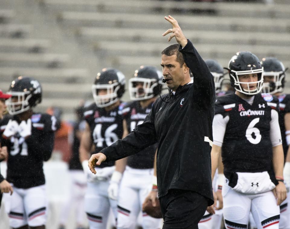 Cincinnati Bearcats head coach Luke Fickell brings his team together before the Birmingham Bowl between Cincinnati Bearcats and Boston College Eagles on Thursday, Jan. 2, 2020, at Legion Field in Birmingham, Alabama. The Bearcats blew out Boston College, 38-6.