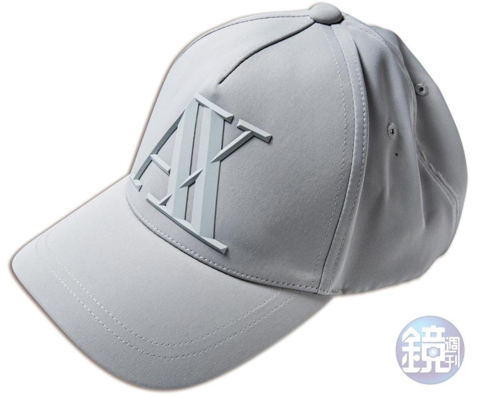 Armani Exchange淺灰色浮凸logo棒球帽，NT$2,590。