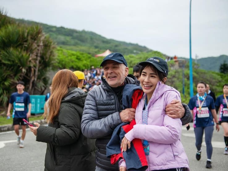 全家關注運動天才妹妹！「雷艾美比賽沒人看」爸爸驚喜站終點畫面逼哭網