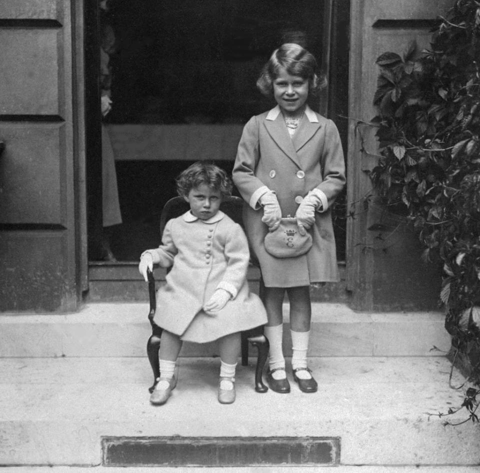 La reina Isabel II (derecha) y la princesa Margarita (izquierda) en 1933 (AFP vía Getty Images)