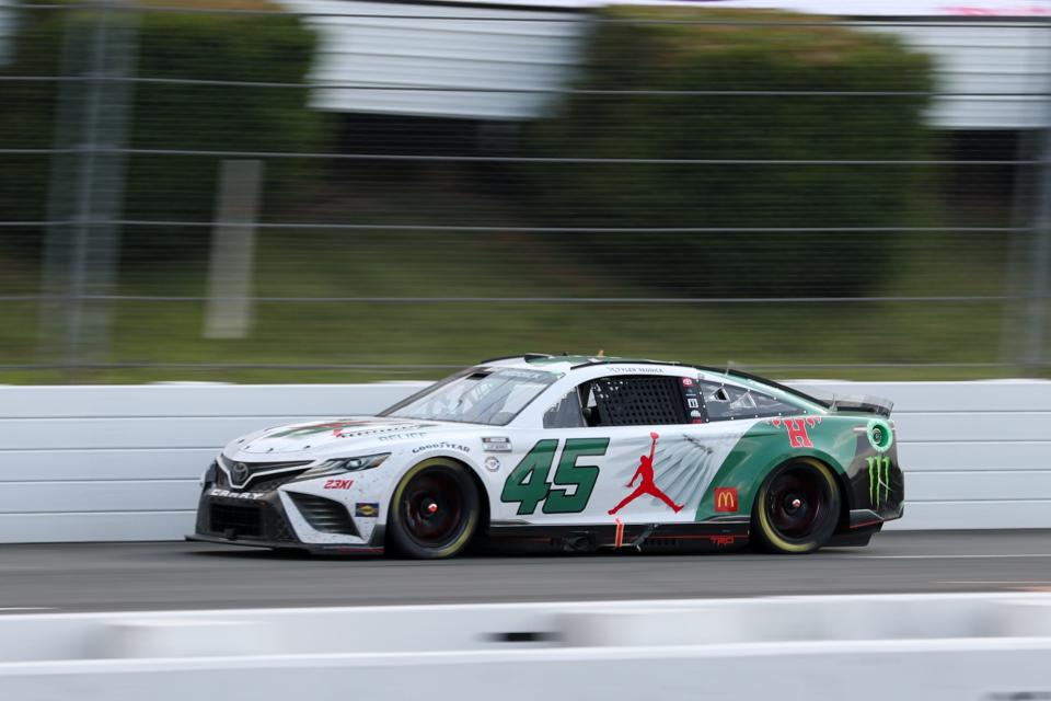 23 juli 2023;  Long Pond, Pennsylvania, USA;  NASCAR Cup Series-föraren Tyler Reddick (45) kör under HighPoint.com 400 på Pocono Raceway.
