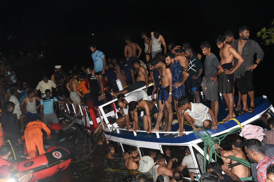 南印度的喀拉拉邦（Kerala）傳出觀光船翻覆事故，造成至少22人溺水身亡。（AFP）