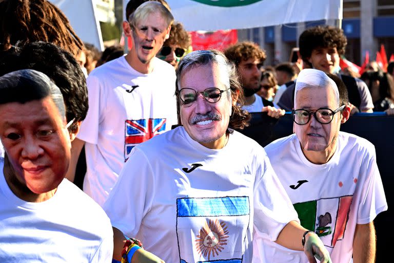 Activistas climáticos de 'Fridays for Future' con máscaras de líderes mundiales participan en una protesta contra la Cumbre de Líderes Mundiales del G20