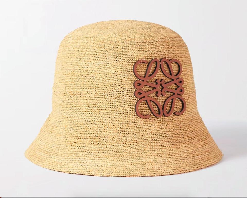 Loewe皮革圖騰鑲飾拉菲草漁夫帽。約NT$22,000（翻攝自Net-a-Porter）