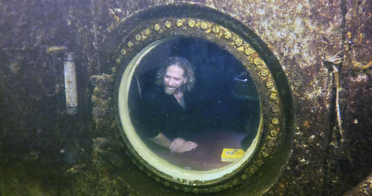 #Florida man sets record for living underwater