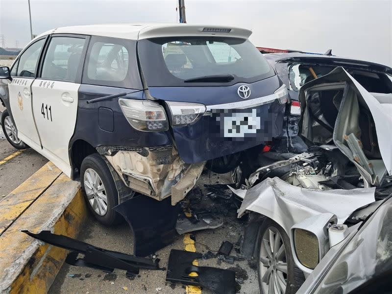 2輛警車遭撞擊，嚴重受損、板金變形。（圖／翻攝畫面）