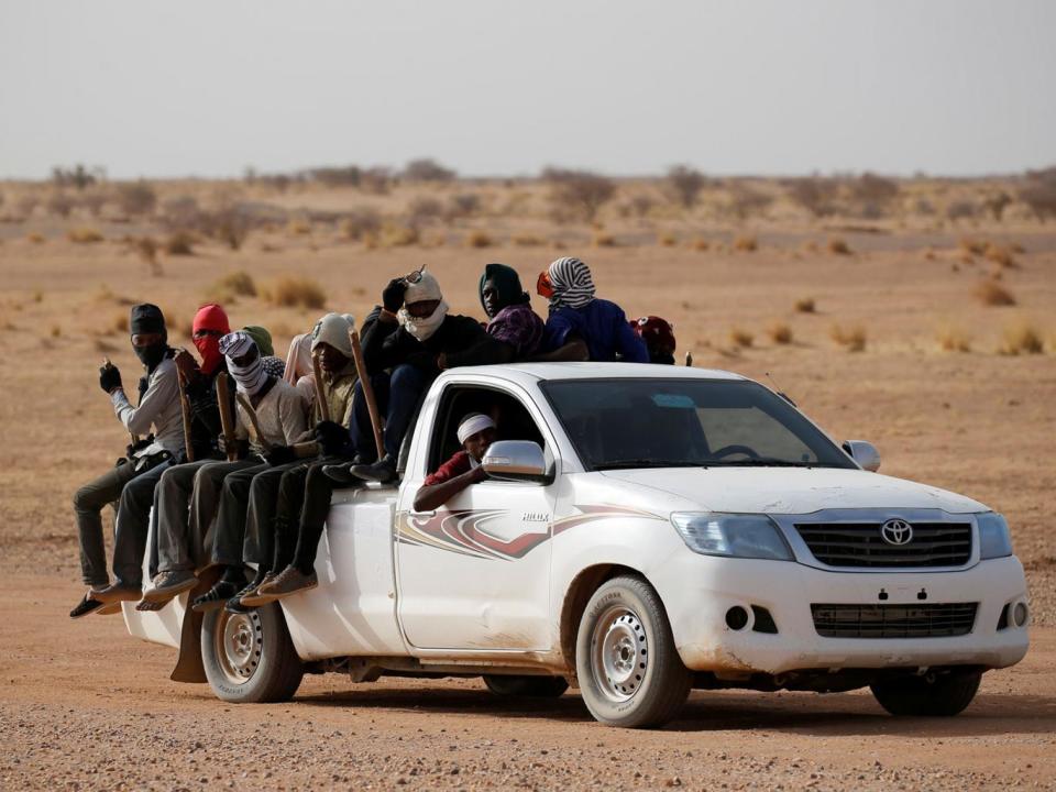 Migrants crossing the Sahara desert into Libya ride on the back of a pickup truck outside Agadez, Niger, May 9, 2016 (Reuters)