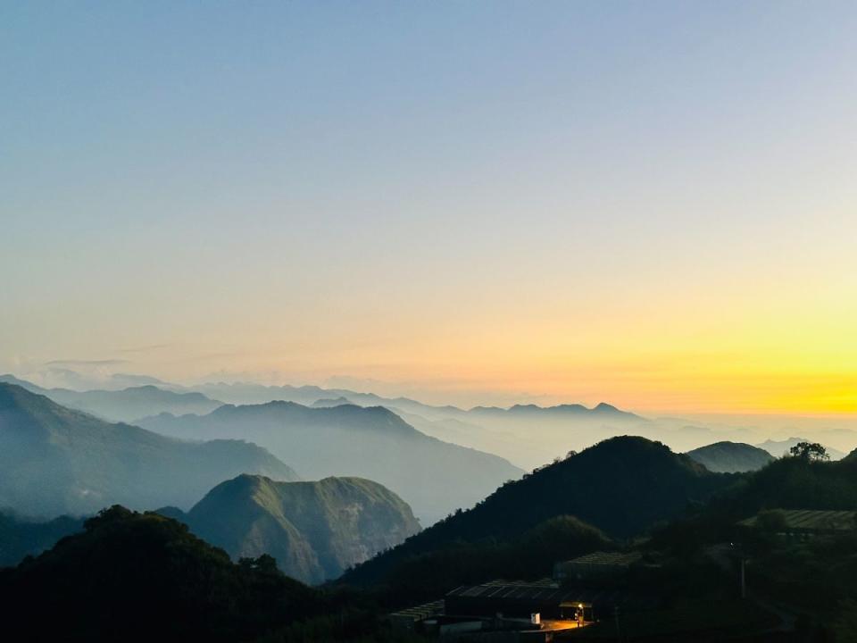 此地理位置在天氣好時能看見南橫的山脈  圖片來源：阿里山英迪格酒店