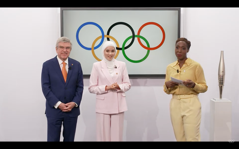 國際奧委會主席巴赫（左一）與難民代表隊團長阿里扎（左二）透過網上直播公布巴黎奧運難民代表隊名單（網上直播截圖）