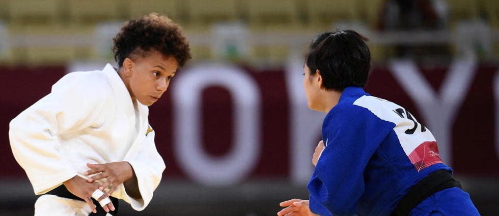 Amandine Buchard remporte la médaille d'argent en -52 kg, la deuxième médaille de la France aux JO.
