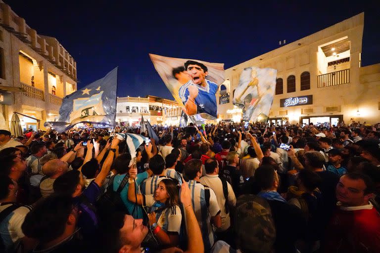 Los hinchas argentinos hicieron un banderazo en Doha para alentar a la selección argentina