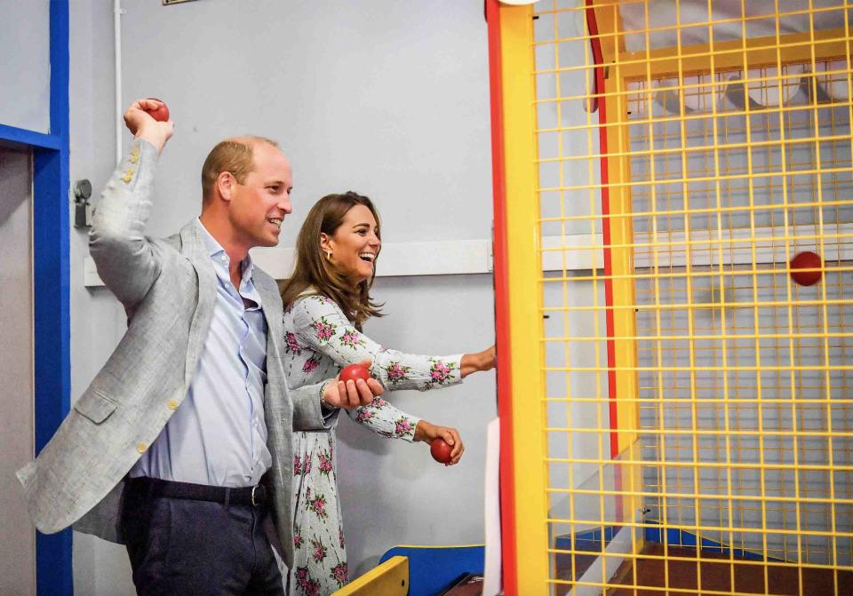 Les journées s’enchaînent et ne se ressemblent décidemment pas. Après s’être rendue à Sheffield pour apporter son soutien aux familles dans le besoin mardi, Kate Middleton s’offre une nouvelle sortie remarquée. Mercredi 5 août, la duchesse de Cambridge, accompagnée de son époux le prince William, était à Barry Island au Pays de Galles, pour visiter une salle de jeux rendue célèbre par l’émission britannique « Gavin et Stacey », diffusée sur la BBC. Et le moins que l’on puisse dire, c’est que le couple est retombé en enfance durant ces quelques heures. Sous les yeux de leurs hôtes et d’une poignée d’enfants, les parents du prince George (7 ans), de la princesse Charlotte (5 ans) et du prince Louis (2 ans) se sont adonnés à des lancés de balles et ont tenté de gagner des peluches dans les diverses attractions. Le tout, dans une joyeuse ambiance.L’impact du Covid-19Durant leur visite, Kate Middleton, apprêtée d’une robe fleurie Emelia Wickstead, et le prince William ont pu discuter de l’impact économique engendré par la crise sanitaire du Covid-19, notamment pour une station balnéaire comme celle de Barry Island. « William nous a posé des questions sur les mesures de sécurité mises en place depuis la réouverture. Nous avons instauré plusieurs règles et nous mettons à disposition du désinfectant pour les mains. Kate nous a demandé si nous avions été impactés financièrement par la crise et nous lui avons expliqué que nous avions reçu des subventions de la part du gouvernement », a rapporté Andrew Phillips, le propriétaire des lieux, au « Daily Mail ». Découvrez toutes les photos de leur visite.