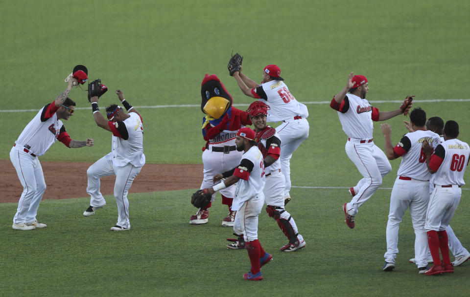 Los peloteros de Venezuela festejan su victoria por 1-0 sobre México en la semifinal de la Serie del Caribe, el jueves 6 de febrero de 2020, en San Juan (AP Foto/Fernando Llano)