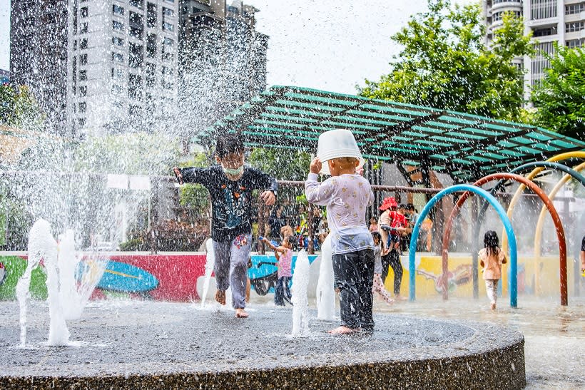 塭仔底濕地公園戲水池小朋友玩得不亦樂乎。   圖：新北市水利局/提供