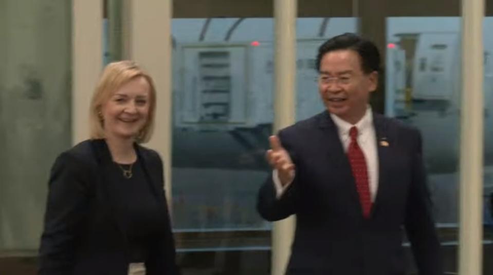 英國前首相特拉斯(Liz Truss)今天(16日)抵台，展開為期5天訪問，外交部長吳釗燮代表我國政府前往接機。   圖：截取外交部YouTube直播