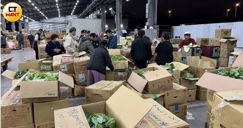 新北果菜公司每日供應近2000噸蔬果給大台北地區民眾，每年營業額超過百億元。（圖／本刊攝影組）