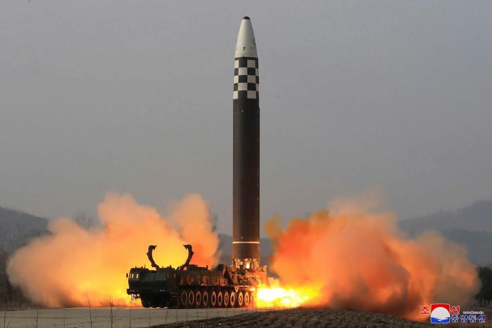 北韓今年傳進行「火星-17型」(Hwasong-17)洲際彈道導彈（ICBM）試射。   圖：達志影像/美聯社（資料照片）