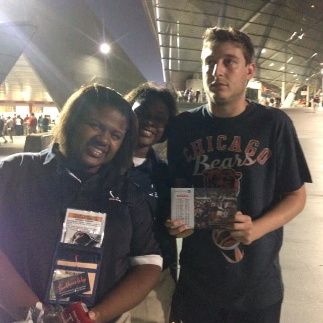 Vor dem Football-Stadion machte Robert Charnow die Bekanntschaft mit Audrey und Nicolette, zwei Promoterinnen. Obwohl er auf ihr Angebot nicht einging, schenkten sie ihm einen kleinen Magneten der Mannschaft. "Der sieht bestimmt gut aus auf deinem kleinen Kühlschrank. Zumindest siehst du wie jemand aus, der einen Mini-Kühlschrank hat."