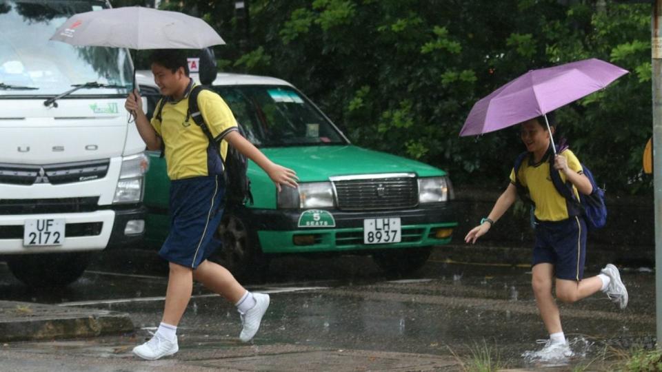 天文台取消所有熱帶氣旋警告，今日最高約24度有幾陣驟雨。(資料圖片)