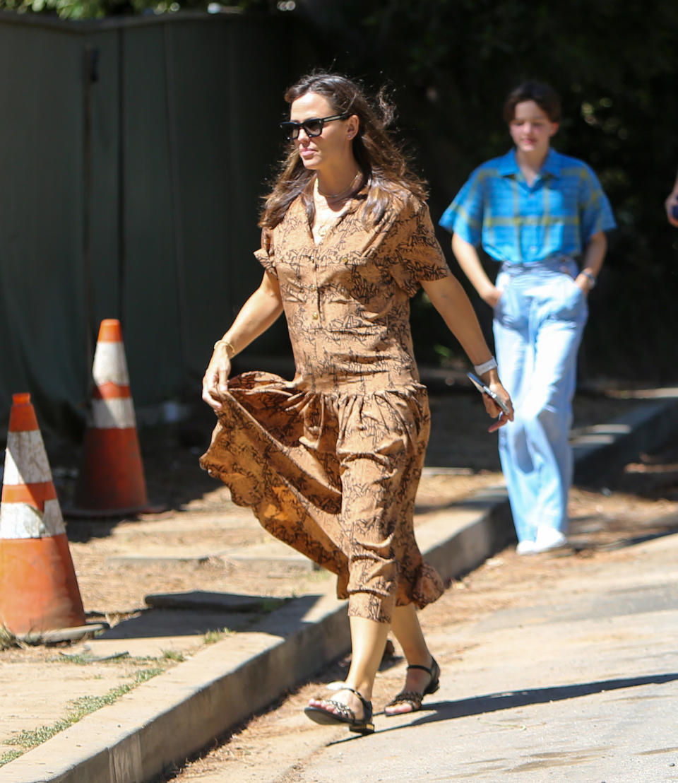 Jennifer Garner walks with her children in Los Angeles. - Credit: BG004/Bauergriffin.com / MEGA