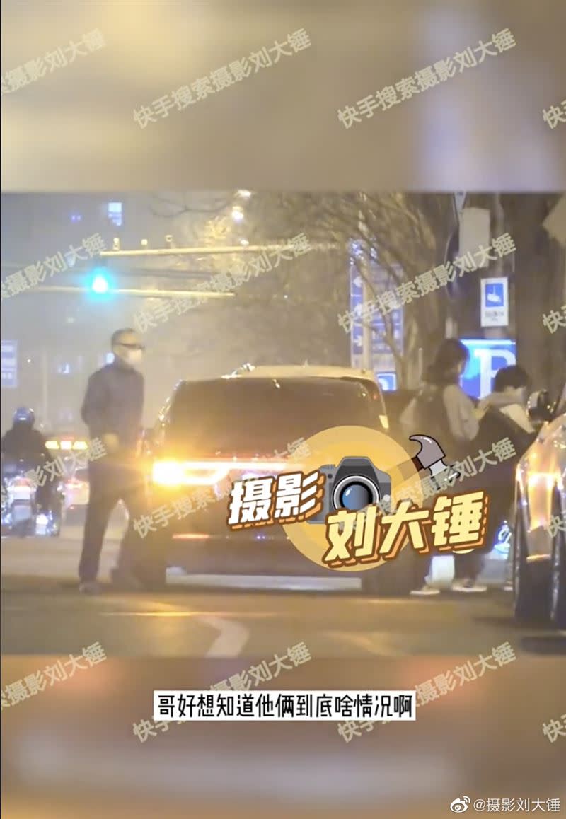 陳國富和王紫璇被拍到一起回家。（圖／翻攝自攝影劉大錘微博）