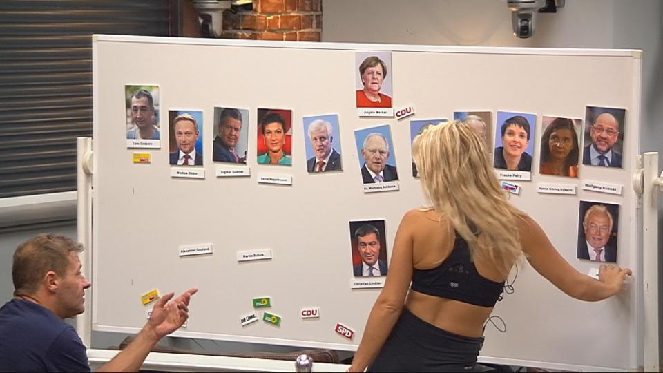 Für Willi ist die Kuschelzeit bei "Promi Big Brother" vorbei. Er bekam nicht nur eine rote Karte gezeigt, sondern hat auch noch seine neue beste Freundin Evelyn verloren. Die wurde rausgewählt.